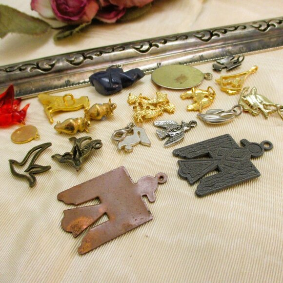 VINTAGE Bird Charm Pendant Lot ~ 19 Mixed Materials Pendant Charm Bird Variety - Picture 10 of 11